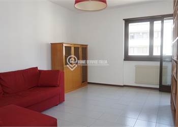 VENDESI TRE CAMERE ZONA CLARINA