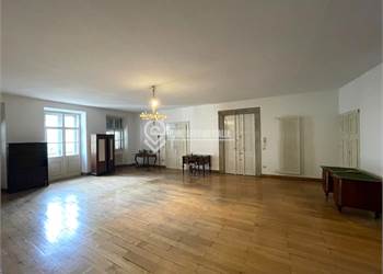 AFFITTASI GRANDE APPARTAMENTO IN PALAZZO STORICO