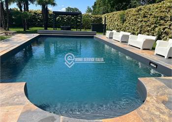 SPLENDIDA VILLA CIRCONDATA DAL VERDE