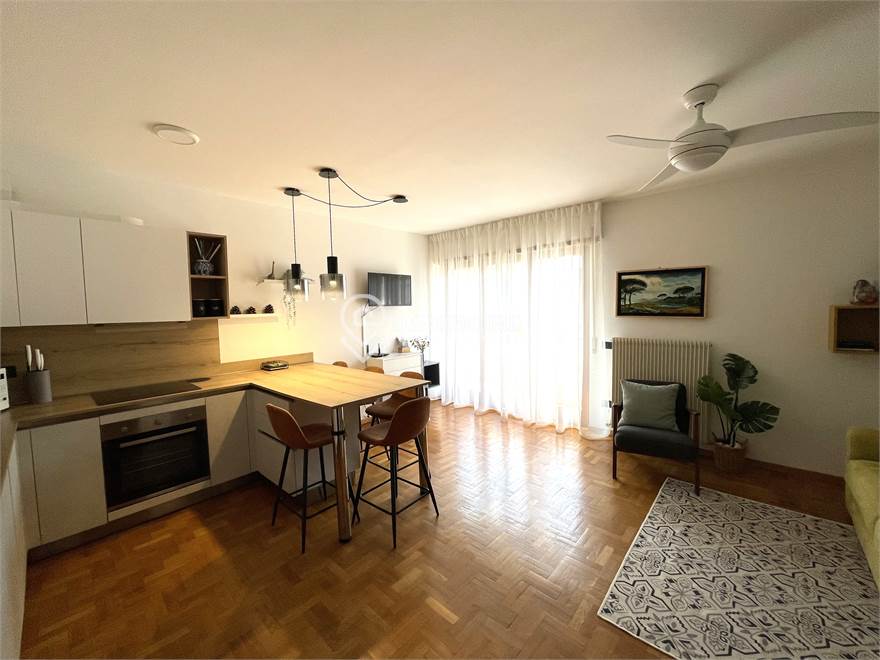 soggiorno e angolo cottura