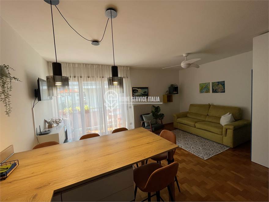 soggiorno e angolo cottura